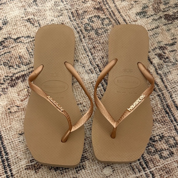Havaianas Women's Rose Gold Flip Flops - Picture 2 of 3